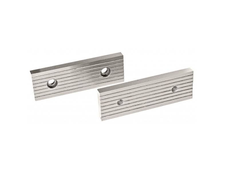 Grooved flat jaws
